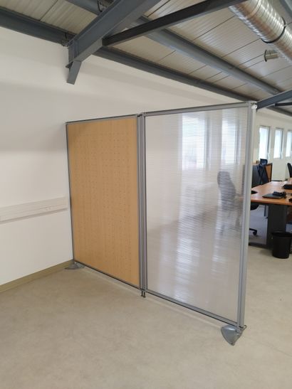 Deux séparations de bureau en contreplaq...