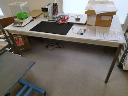 Trois bureaux en compressé

Etabli métallique

Petite...