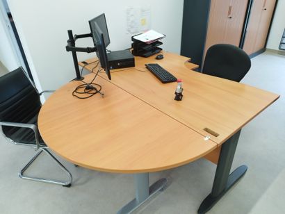 Bureau

Console demi-lune

Deux fauteuils...