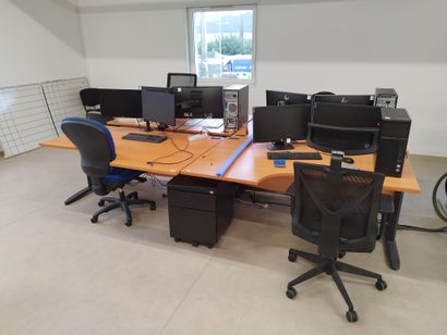 Quatre bureaux en compressé

Un fauteuil...