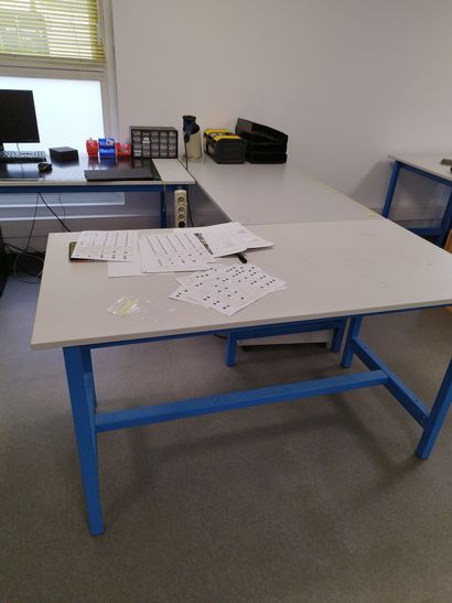 Quatre tables d'atelier