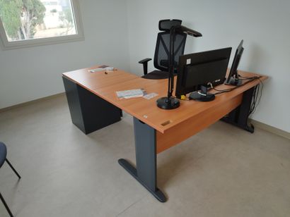 Bureau à retour en compressé

Armoire basse...