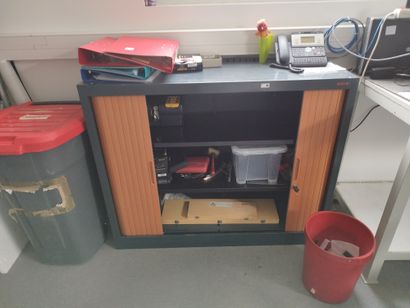 Armoire basse à rideau

Une table d'atelier

Table...