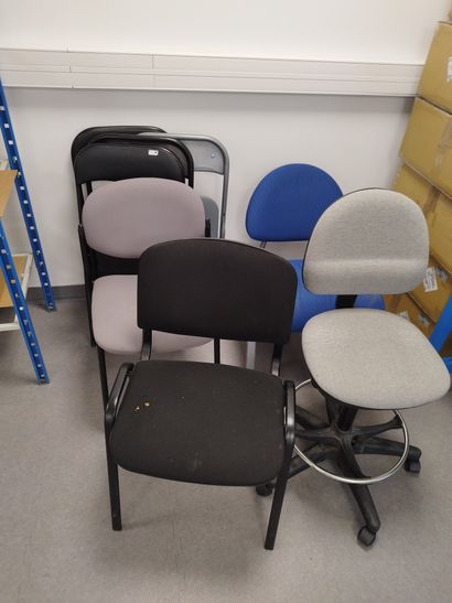 Lot de huit chaises de modèles différent...