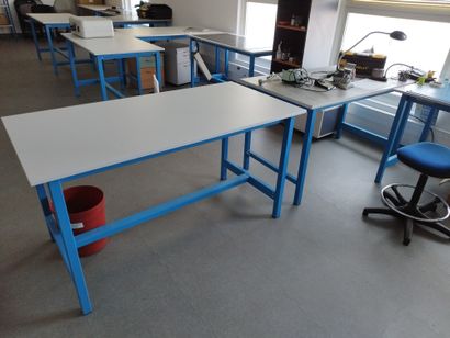 Trois tables d'atelier

Une étagère

Deux...