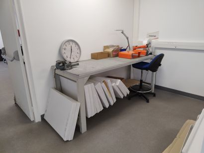 Trois bureaux en compressé

Etabli métallique

Petite...