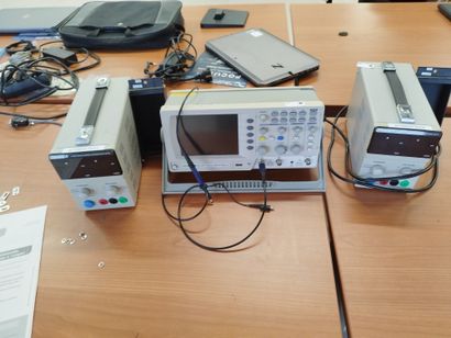 Deux alimentations et un oscilloscope
