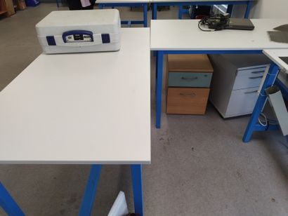 Trois tables d'atelier

Deux casiers bas...