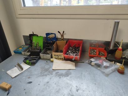 Lot de petit outillage à main : visserie,...