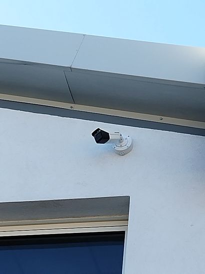 Six caméras
Huit capteurs
Un fumigène se...