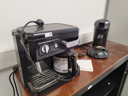 Deux cafetières, l'une de marque DELONGHI...