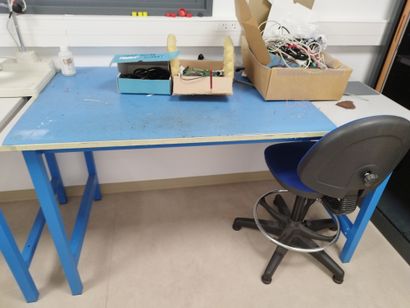 Trois tables de travail

Deux chaises de...