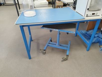 Deux bureaux en compressé

Trois chaises...