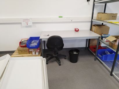 Trois bureaux en compressé

Etabli métallique

Petite...