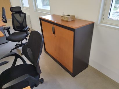 Cinq bureaux

Cinq fauteuils

Quatre casiers...