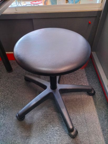 7 CHAISES garniture de tissus rouge
tabo...