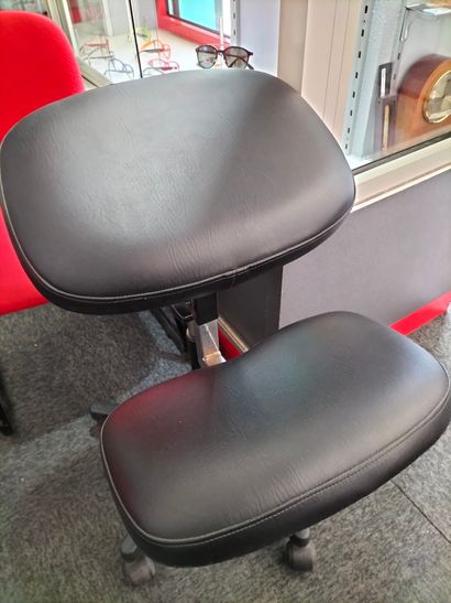 7 CHAISES garniture de tissus rouge
tabo...