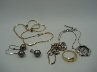 1 Paire boucles Or gris 18kt perles et diamantées...