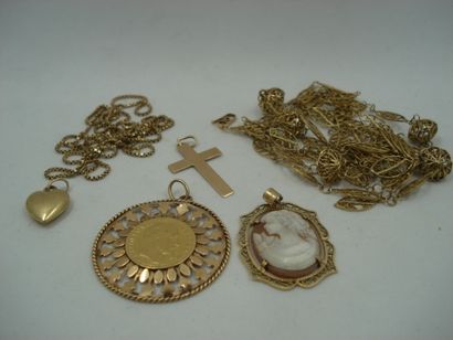 1 Collier Or 18kt 22,57 g déterioré 3 Pendentifs...