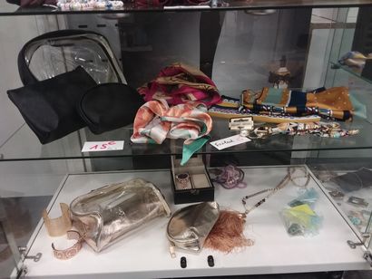 dans la vitrine
foulards
bijoux
montre à...