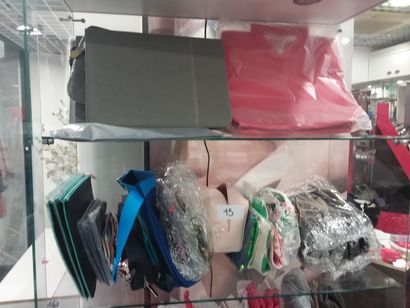 dans la vitrine 
Lot de sacs
pochettes