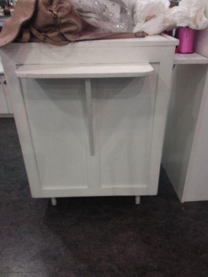 bureau plat en compressé
deux chaises
meuble...