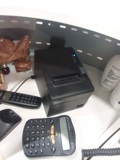ordinateur de marque LENOVO
etiqueteuse 
téléphone...