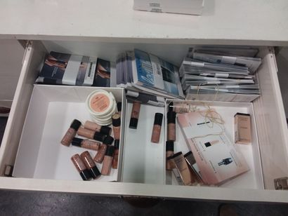 totalité des cosmétiques se trouvant sur...