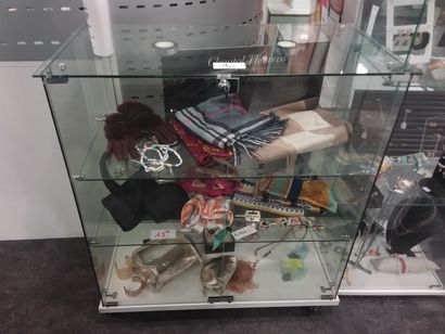 vitrine en verre 
h 90 l 80 x p 39