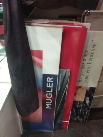 Lot comprenant des panneaux publicitaire...