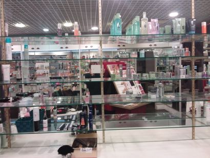 totalité des cosmétiques se trouvant sur...