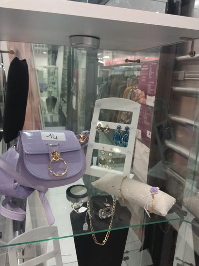 dans la vitrine 
sac
bijoux fantaisies