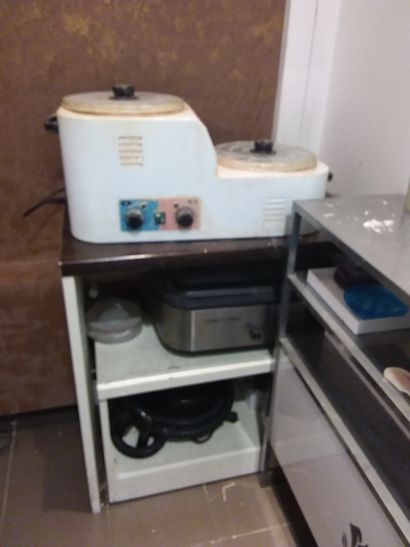 deux étagères
machine à cire
machine à Pierre...