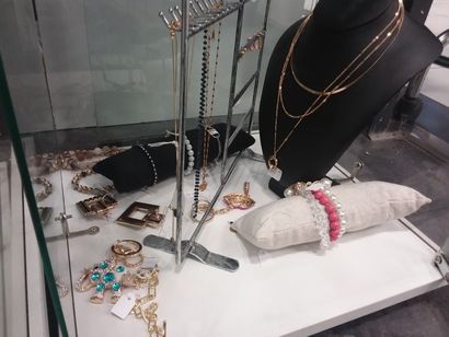 dans la vitrine 
sac
bijoux fantaisies