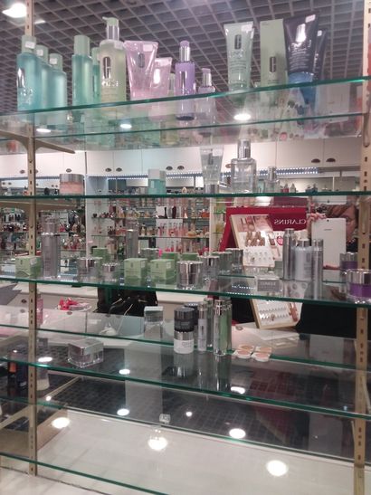 totalité des cosmétiques se trouvant sur...