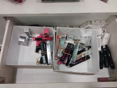 totalité des cosmétiques se trouvant sur...
