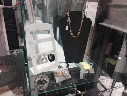 dans la vitrine 
sac
bijoux fantaisies