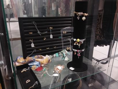 dans la vitrine 
sac
bijoux fantaisies