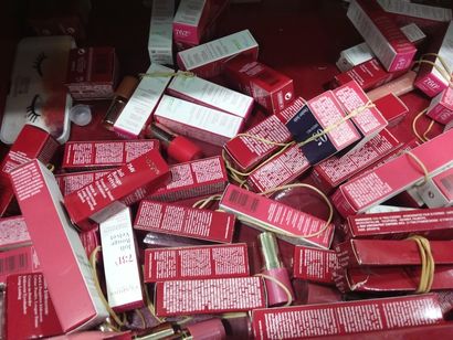 étagère de marque CLARINS
et son contenu