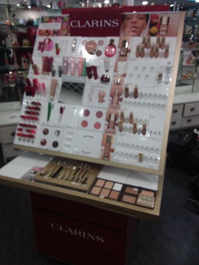 étagère de marque CLARINS
et son contenu