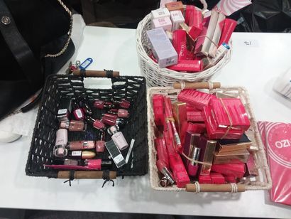 trois corbeilles contenant des cosmétiques...