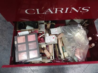 étagère de marque CLARINS
et son contenu