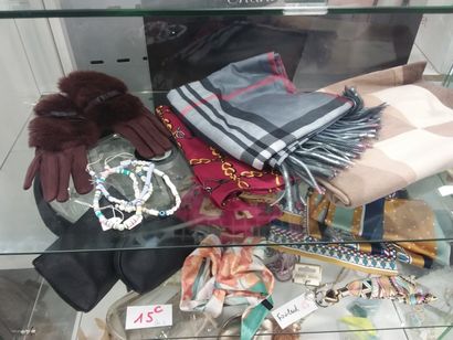 dans la vitrine
foulards
bijoux
montre à...