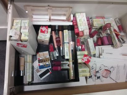 totalité des cosmétiques se trouvant sur...