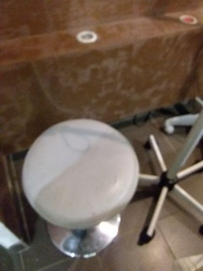 lampe
vapozone 
tabouret