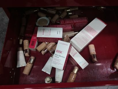 étagère de marque CLARINS
et son contenu