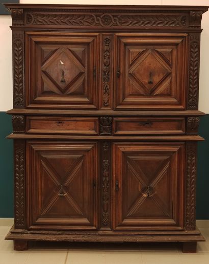 GRAND buffet Louis XIII en noyer sculpté...