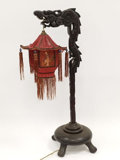 VIETNAM
Lampe en bois sculpté à décor de...