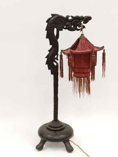 VIETNAM
Lampe en bois sculpté à décor de...