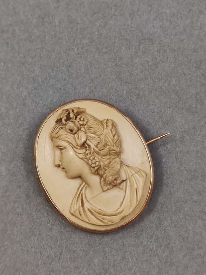 BROCHE cerclage en or jaune 750° ornée d'un...